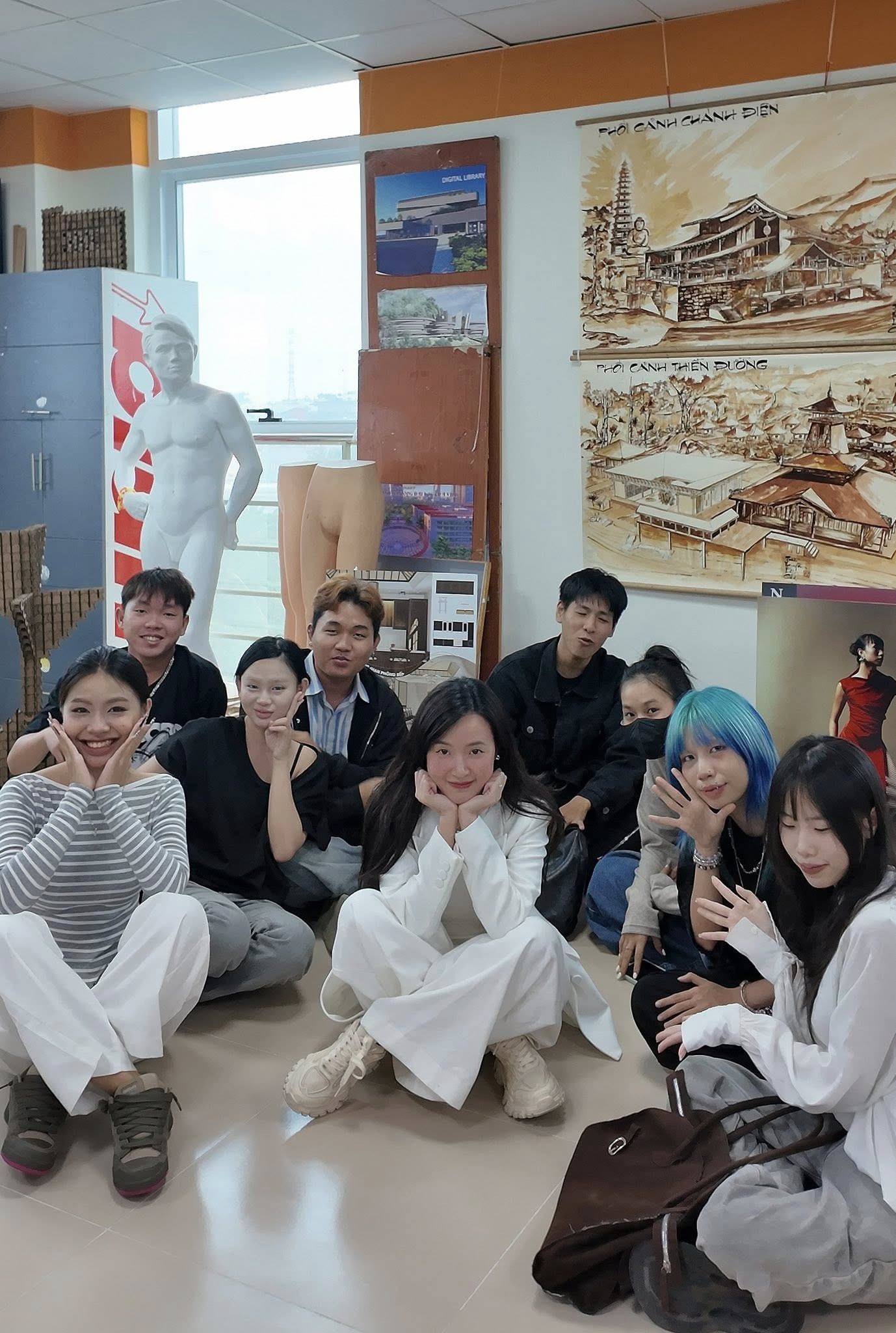 Midu lộ nhan sắc thật qua ảnh sinh viên chụp trên giảng đường