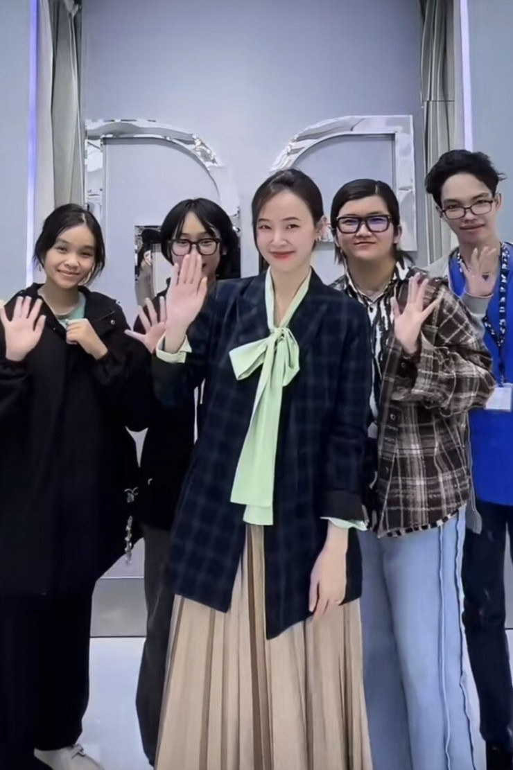 Midu lộ nhan sắc thật qua ảnh sinh viên chụp trên giảng đường