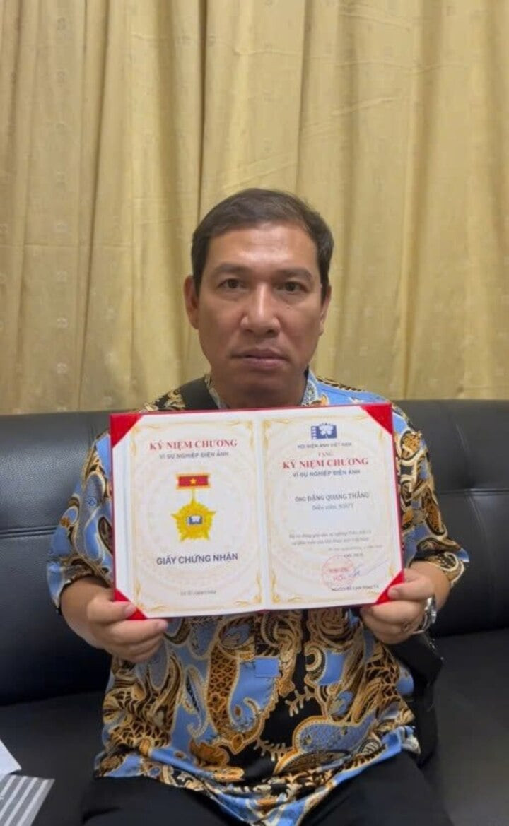 NSƯT Quang Thắng gây cười với biểu cảm nghiêm trọng khi nhận kỷ niệm chương.