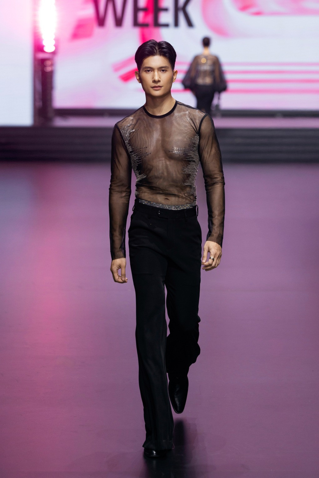 Phản ứng khó đỡ của Lệ Quyên khi thấy bạn trai kém 12 tuổi mặc đồ xuyên thấu