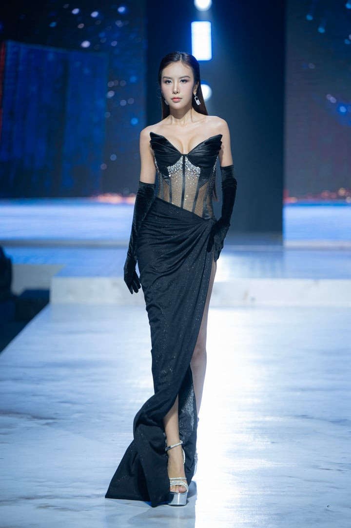 Các thiết kế trong Moonlight của Lê Ngọc Lâm lấy cảm hứng từ vẻ đẹp rực rỡ và riêng biệt của từng người. Anh cùng đội ngũ hơn 40 nhân sự miệt mài làm việc trong 10 ngày liên tục, từ 8 giờ sáng đến 10 giờ đêm để hoàn thiện từng thiết kế, chăm chút kỹ lưỡng từ chất liệu đến đính kết thủ công.