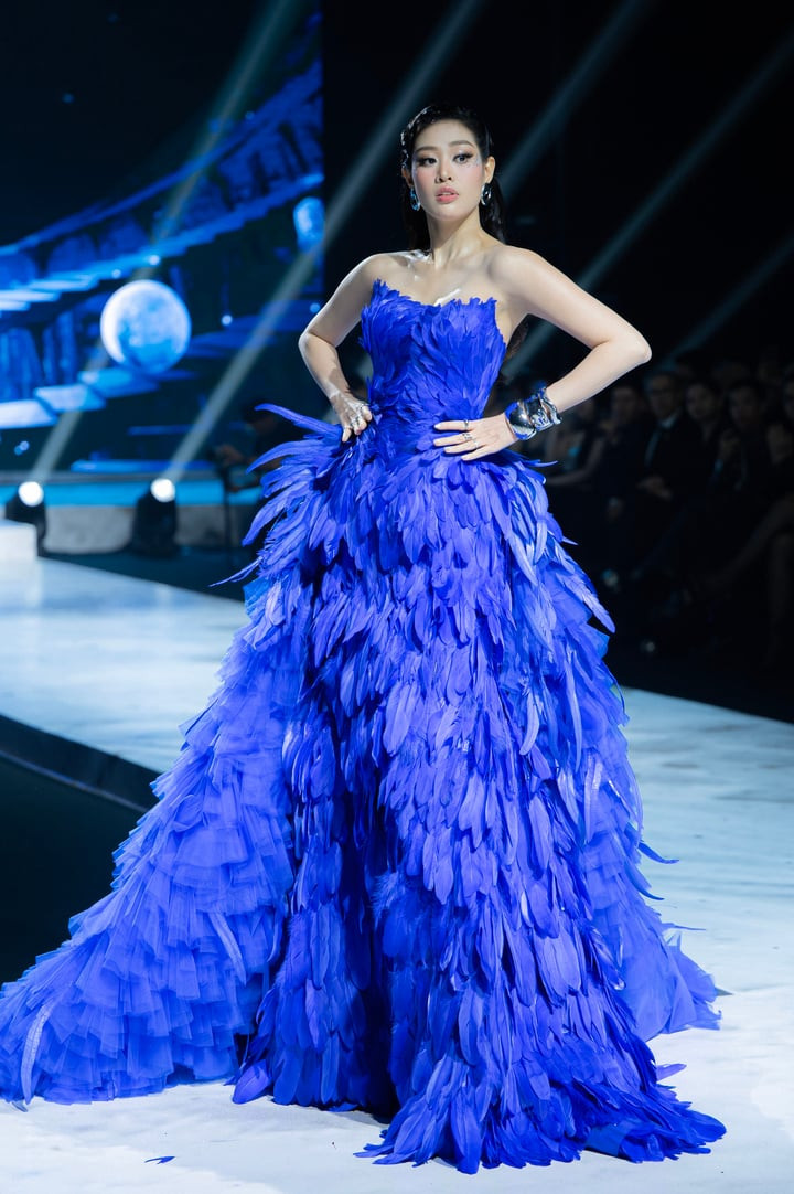 Đây là lần xuất hiện nổi bật đầu tiên của Khánh Vân sau đám cưới diễn ra vào tháng 12/2024. Cô nên duyên cùng nhiếp ảnh gia Nguyễn Long - người hơn cô 17 tuổi và từng cộng tác với nhiều ngôi sao trong làng giải trí Việt. Sau khi kết hôn, trái với suy đoán sẽ “theo chồng bỏ cuộc chơi”, Khánh Vân vẫn tất bật với các dự án nghệ thuật.