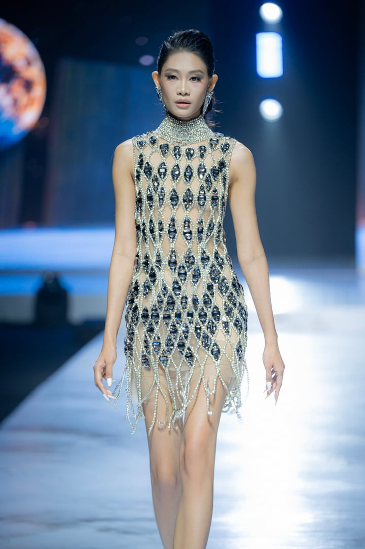 Dàn thí sinh Miss Cosmo Vietnam 2025 góp mặt trình diễn, cùng Khánh Vân và Xuân Hạnh tạo nên bức tranh thời trang lấp lánh.