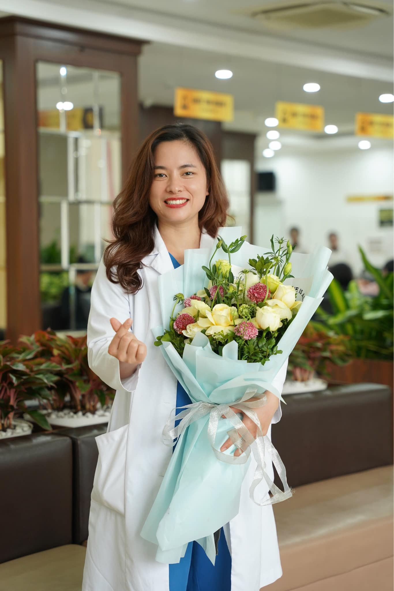 Tìm ra danh tính bác sĩ đang khiến cả MXH xôn xao đọc profile muốn xỉu ngang