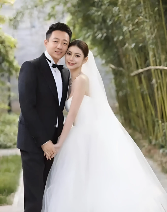 Phản ứng gây chú ý của Uông Tiểu Phi khi được hỏi lý do hai con không dự cưới bố - Ảnh 2