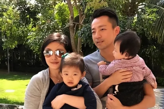 Phản ứng gây chú ý của Uông Tiểu Phi khi được hỏi lý do hai con không dự cưới bố