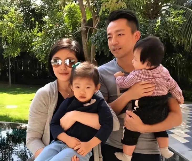 Phản ứng gây chú ý của Uông Tiểu Phi khi được hỏi lý do hai con không dự cưới bố - Ảnh 1