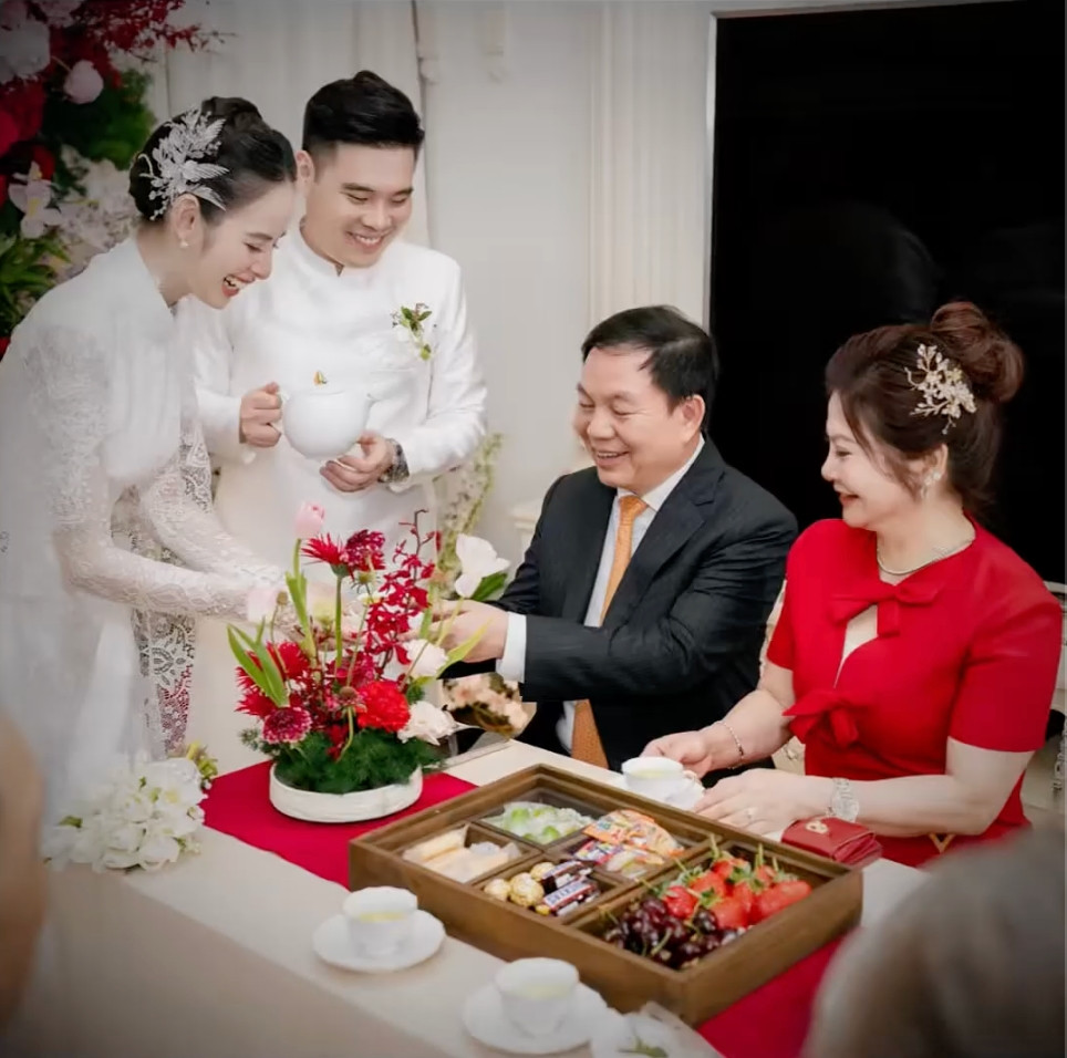 Vừa làm dâu tập đoàn lớn Hương Liên công khai chức vụ khủng của chồng bố mẹ chồng