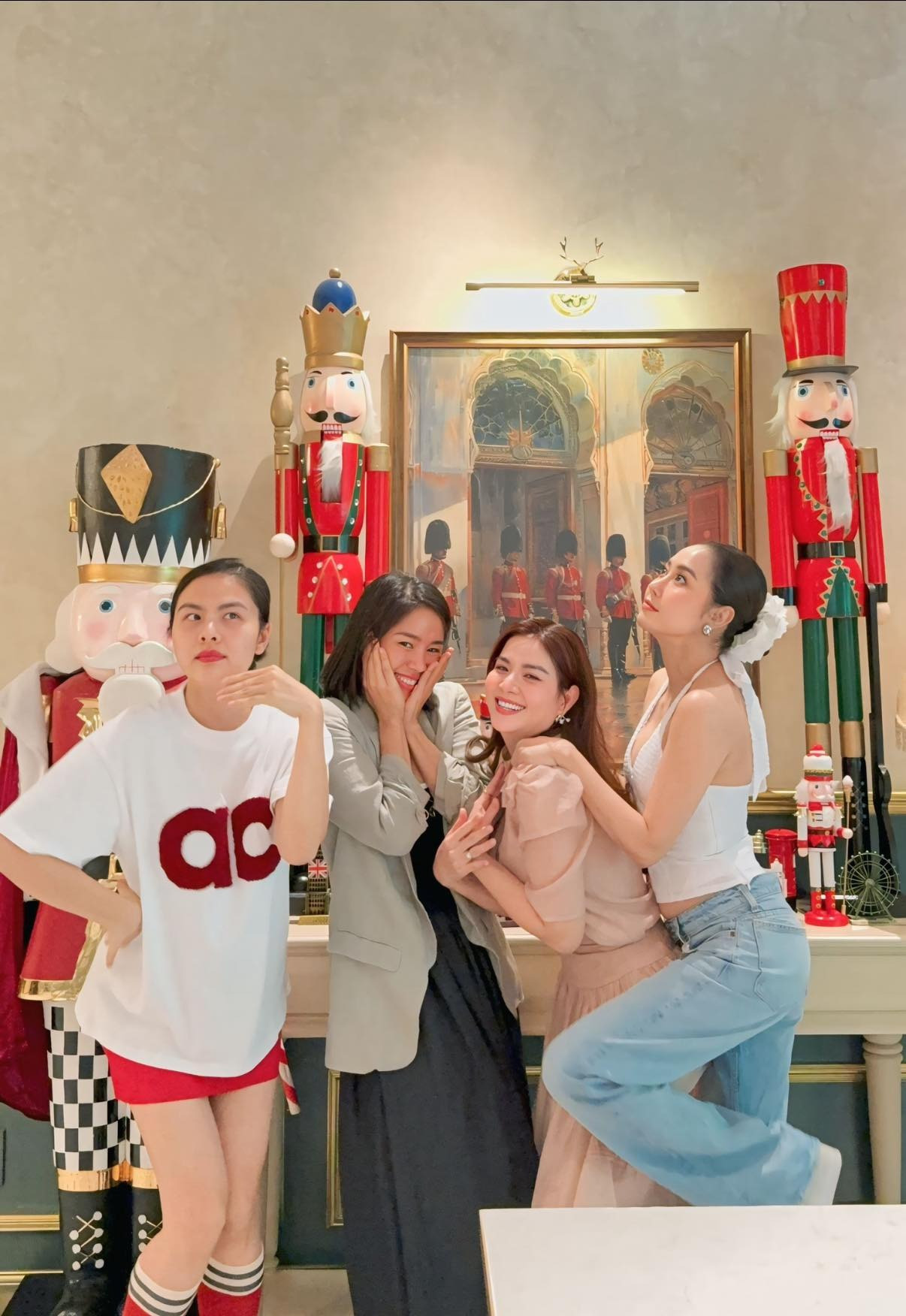 4 mỹ nhân Việt chung khung hình điểm chung đều liên quan tới Quý Bình