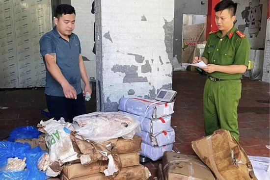 Cảnh sát phát hiện gần 9 tấn thịt đông lạnh không rõ nguồn gốc ở Ninh Bình