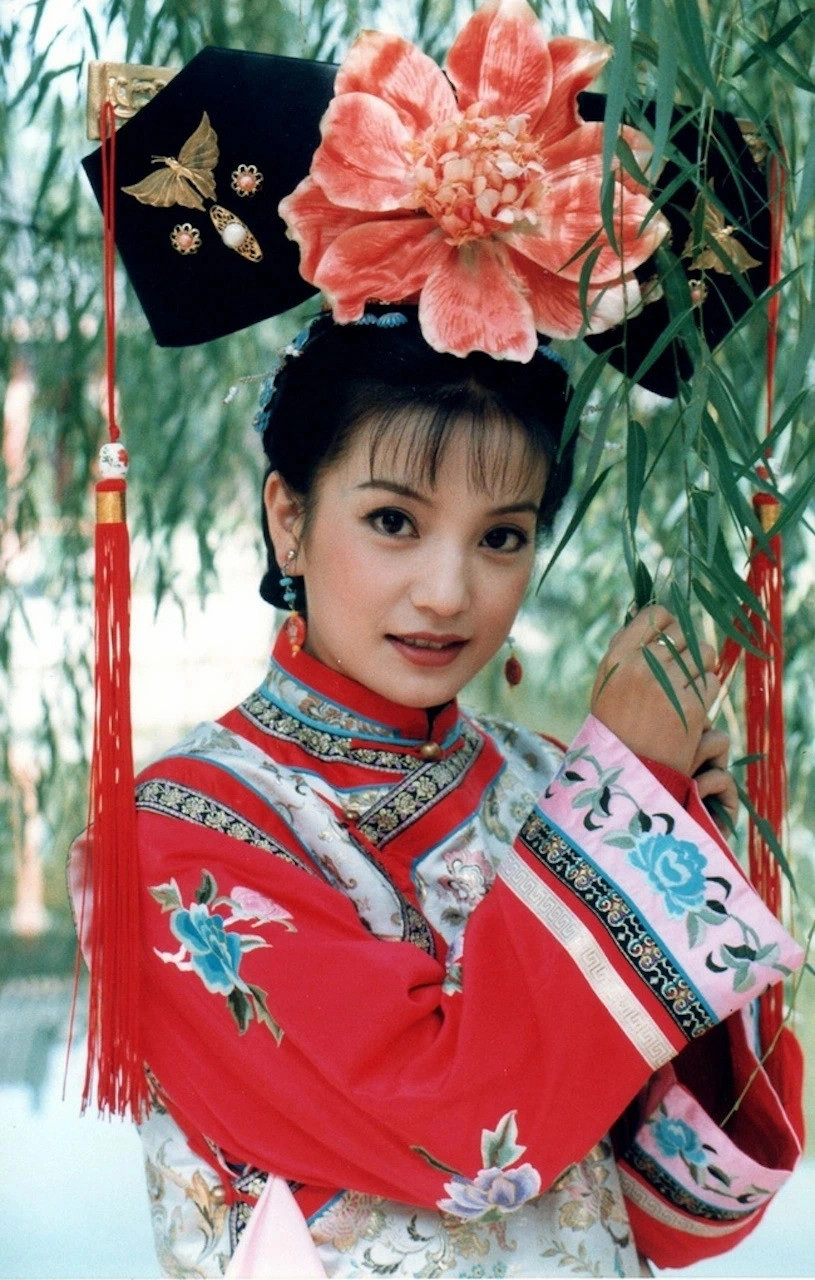 Dàn Diễn Viên 'Hoàn Châu Cách Cách' Sau 27 Năm: Người Viên Mãn, Kẻ Bị Phong Sát 2 Dan Dien Vien Hoan Chau Cach Cach Sau 27 Nam Nguoi Vien Man, Ke Bi Phong Sat Hinh Anh 2