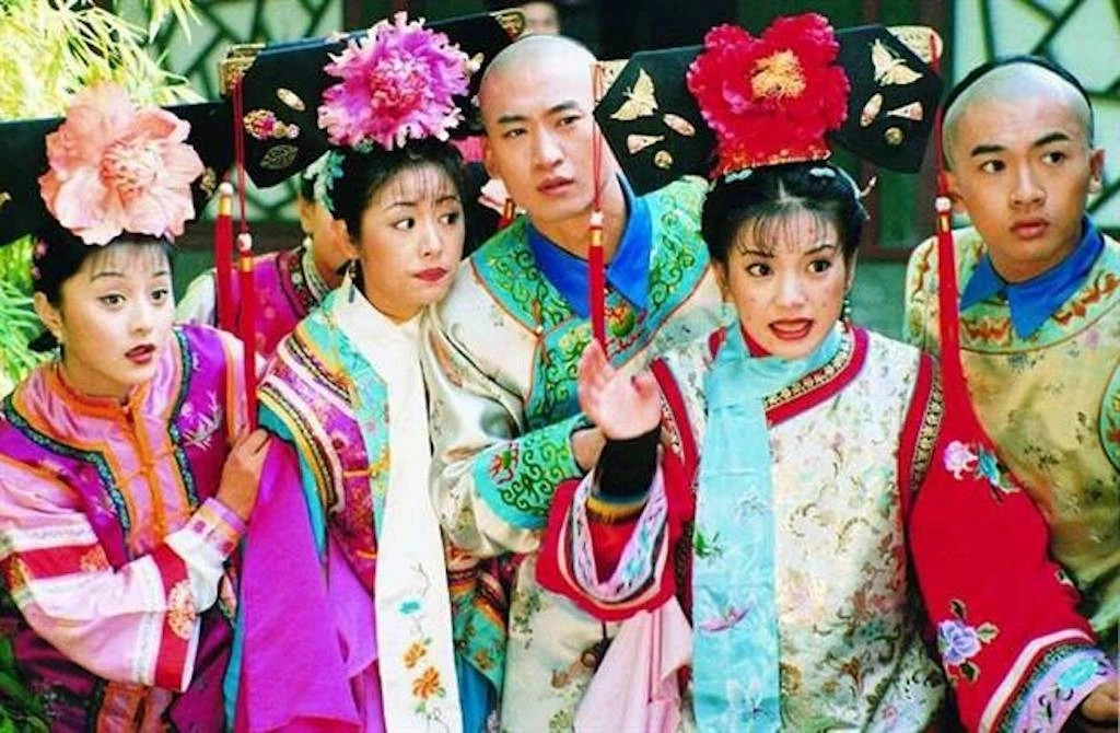 Dàn Diễn Viên 'Hoàn Châu Cách Cách' Sau 27 Năm: Người Viên Mãn, Kẻ Bị Phong Sát 1 Dan Dien Vien Hoan Chau Cach Cach Sau 27 Nam Nguoi Vien Man, Ke Bi Phong Sat Hinh Anh 1