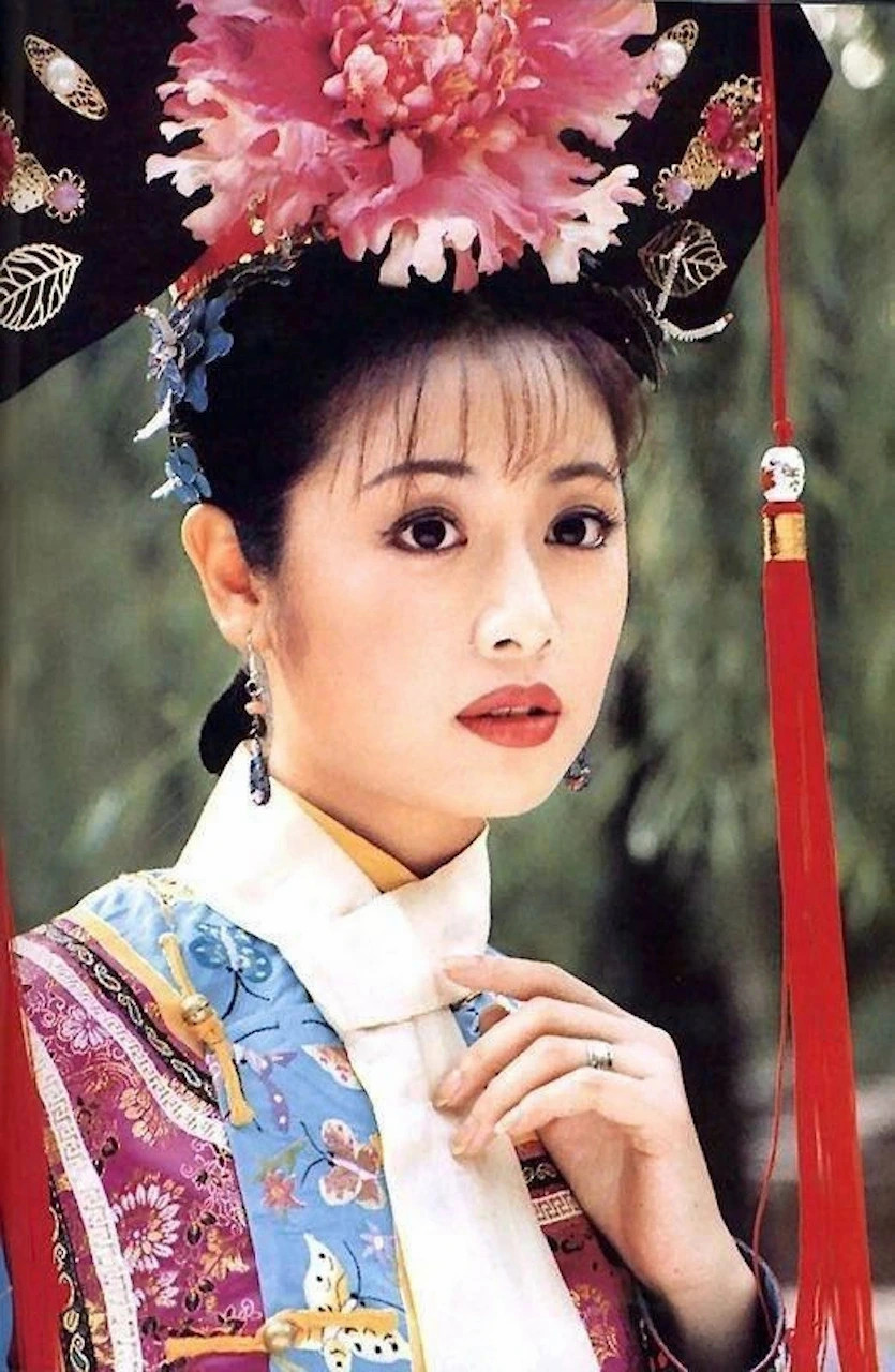 Dàn Diễn Viên 'Hoàn Châu Cách Cách' Sau 27 Năm: Người Viên Mãn, Kẻ Bị Phong Sát 4 Dan Dien Vien Hoan Chau Cach Cach Sau 27 Nam Nguoi Vien Man, Ke Bi Phong Sat Hinh Anh 4