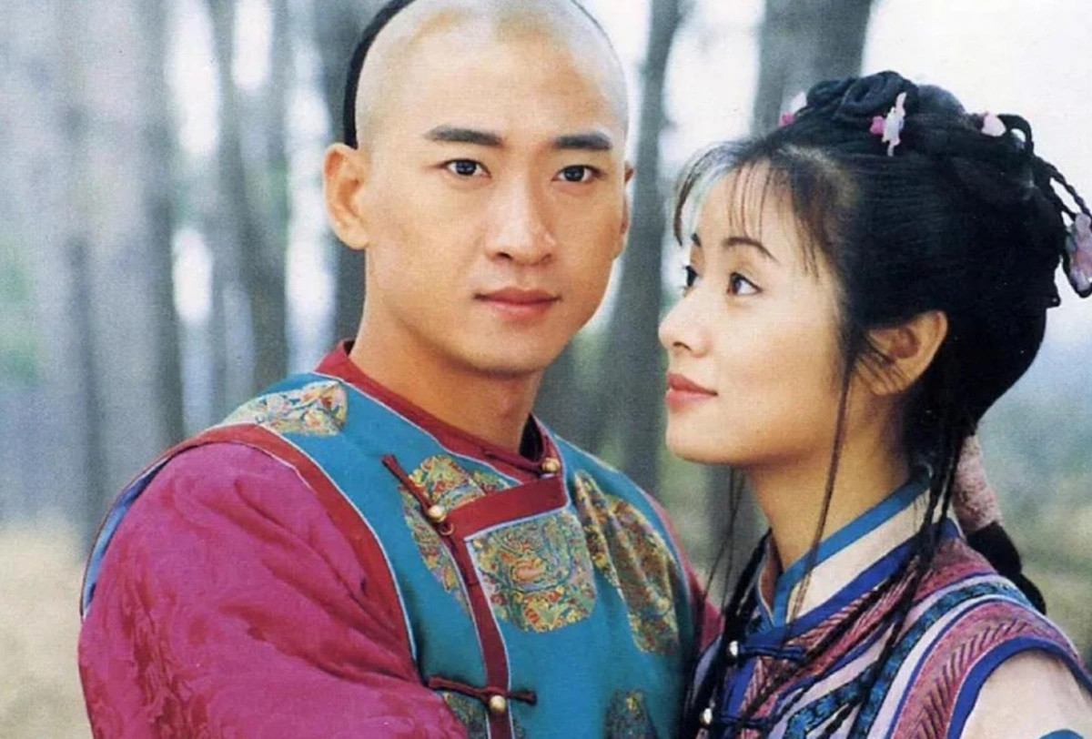 Dàn Diễn Viên 'Hoàn Châu Cách Cách' Sau 27 Năm: Người Viên Mãn, Kẻ Bị Phong Sát 8 Dan Dien Vien Hoan Chau Cach Cach Sau 27 Nam Nguoi Vien Man, Ke Bi Phong Sat Hinh Anh 8