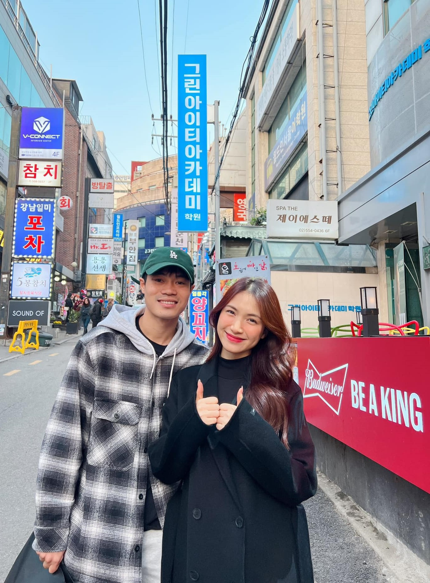 Khoe được tặng túi hiệu trăm triệu Hòa Minzy buột miệng lộ mối quan hệ thật với Văn Toàn