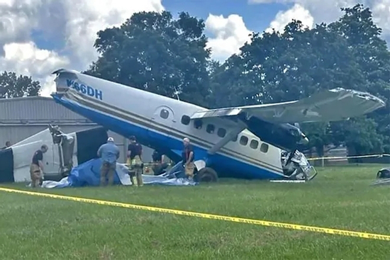 Máy bay rơi khi vừa cất cánh, nhiều người bị thương