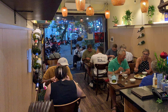 Quán vịt ở Hà Nội bất ngờ bị loại khỏi Michelin Guide dù khách xếp hàng đông kín