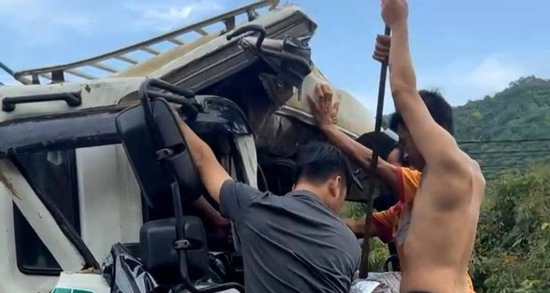 Tai nạn liên hoàn giữa 4 ô tô, một người mắc kẹt trong cabin