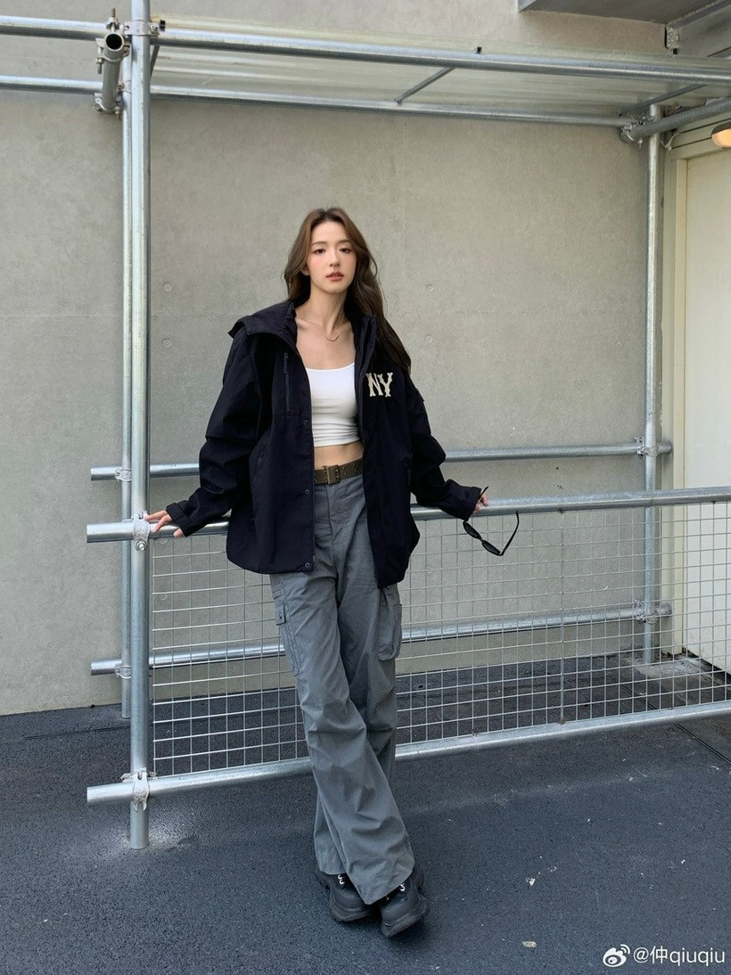 Trong suốt những năm tháng học tập tại Cao đẳng Hàng không Dân lập Trung Quốc, niềm đam mê với nghệ thuật và thời trang của Qiuqiu vẫn không hề giảm sút. Cô tích cực duy trì công việc làm mẫu ảnh bán thời gian, hợp tác với nhiều thương hiệu nội địa để tích lũy kinh nghiệm và xây dựng tên tuổi.