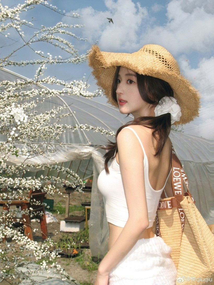 Đến năm 2023, sau khi hoàn thành chương trình học, cô chính thức dấn thân vào con đường nghệ thuật và kinh doanh một cách toàn thời gian, khẳng định quyết tâm theo đuổi đam mê.