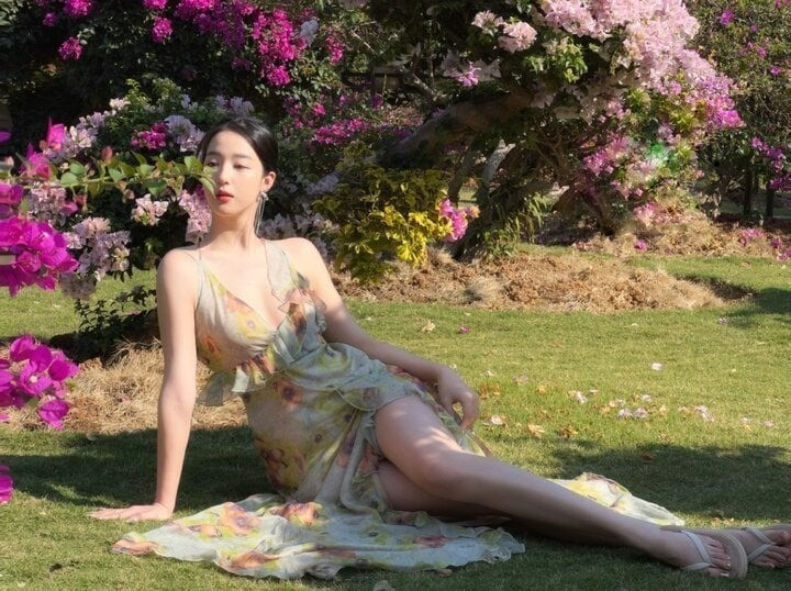 Cô thường xuyên xuất hiện trong những trang phục dáng ngắn, khéo léo khoe vòng eo thon gọn và kết hợp layer một cách cá tính, tạo nên những tổng thể ấn tượng. Sự thay đổi táo bạo này đã giúp cô nhận về vô số lời khen ngợi từ khán giả mạng, củng cố vị thế của cô như một biểu tượng thời trang.