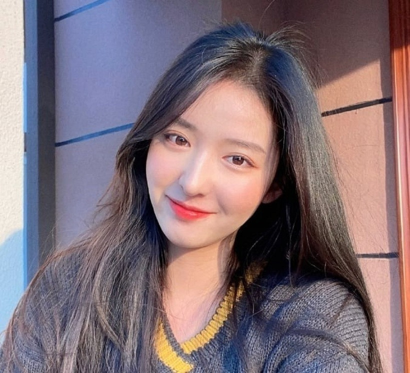 Với lợi thế về ngoại hình cuốn hút cùng kinh nghiệm hoạt động mạng xã hội dày dặn, cô thường xuyên nhận được những lời mời tham gia sự kiện, chụp lookbook cho các thương hiệu nội địa hàng đầu tại Trung Quốc.