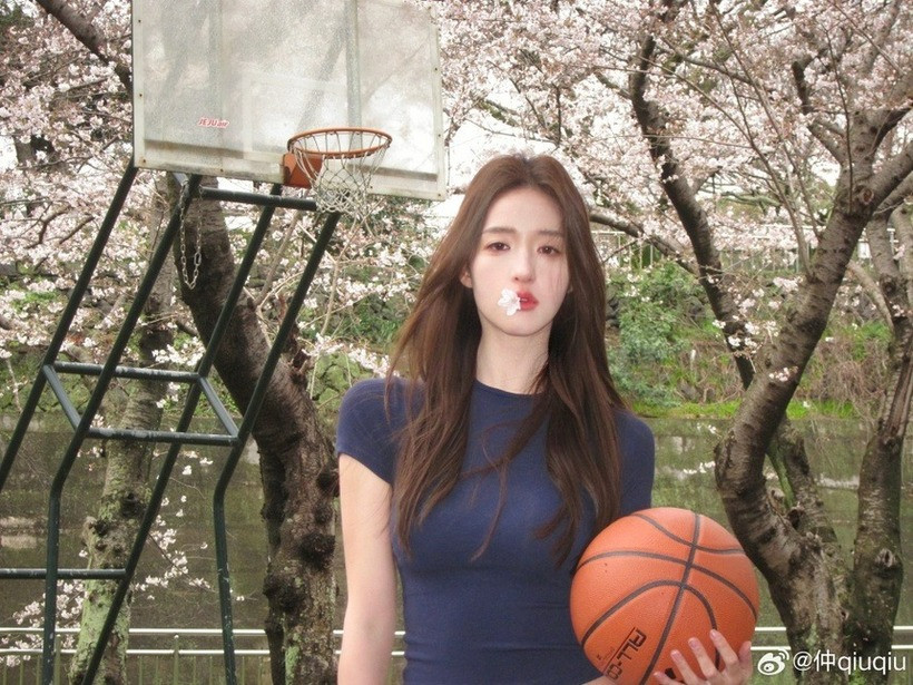 Sự nổi tiếng của Zhong Qiuqiu đã nhen nhóm từ thời trung học tại Quảng Châu, Trung Quốc, khi hình ảnh cô thi đấu bóng rổ bất ngờ lan truyền rộng rãi trên mạng xã hội. Với vóc dáng mảnh mai, chiều cao ấn tượng 1,78 m cùng gương mặt thanh tú, cô nhanh chóng được cộng đồng mạng ưu ái mệnh danh là