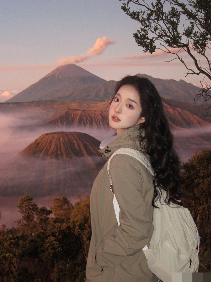 Khi không đứng trước ống kính, Zhong Qiuqiu dành thời gian cho những sở thích cá nhân giản dị nhưng đầy thú vị như nấu ăn, chụp ảnh film nghệ thuật và khám phá những vùng đất mới qua những chuyến du lịch. Điều này cho thấy một khía cạnh đa diện và đời thường hơn của cô, giúp công chúng cảm nhận được một Zhong Qiuqiu không chỉ tài năng mà còn rất đời thường và gần gũi.