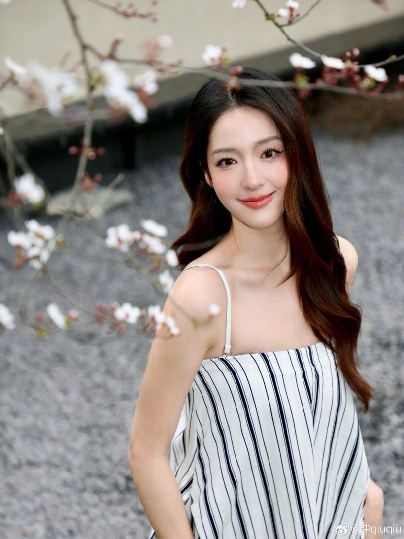 Phong cách thời trang của Qiuqiu đã có một sự chuyển mình ngoạn mục, từ hình tượng dịu dàng, nữ tính sang một hình ảnh trưởng thành và quyến rũ hơn.