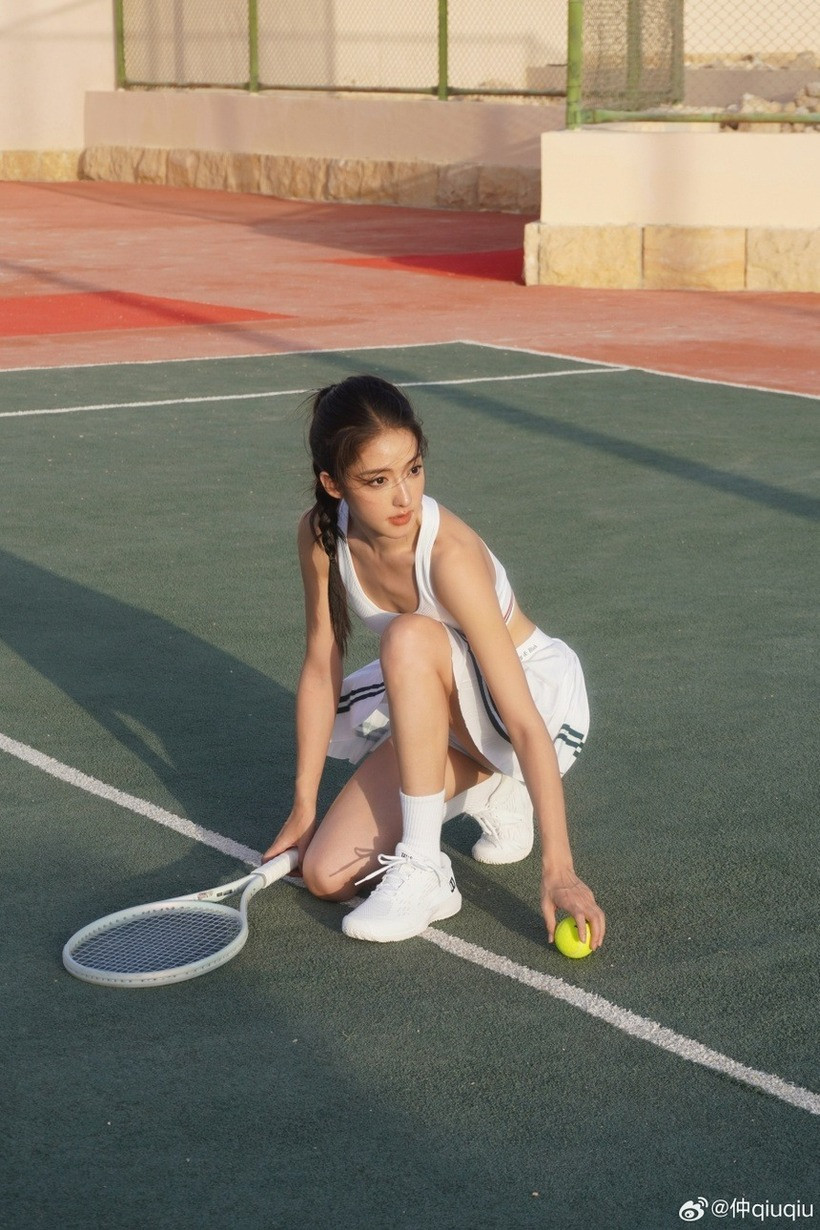 Không chỉ dừng lại ở sàn diễn và ống kính, Zhong Qiuqiu còn là một vận động viên bóng rổ có tài. Cô từng thi đấu cho đội bóng của trường và tham gia tranh tài ở giải cấp tỉnh.