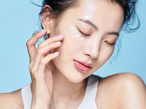 Vội đến mấy cũng cố làm 3 việc này mỗi sáng để giữ da trẻ lâu - Ảnh 1