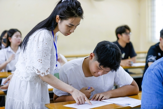 Bộ GD-ĐT khẳng định đề thi tốt nghiệp THPT 2025 không vượt quá chương trình