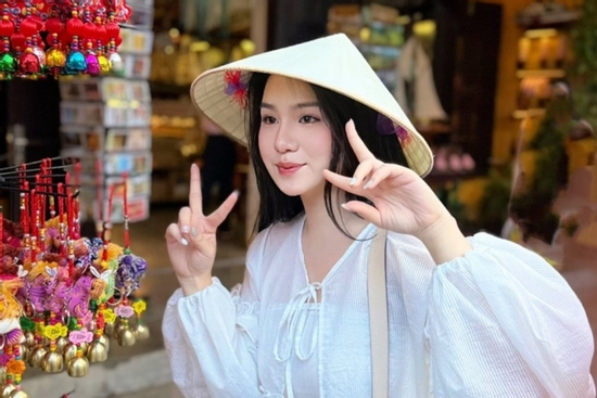 Diện mạo tuổi 23 con gái lớn của Á hậu Trịnh Kim Chi và đại gia Trấn Phương