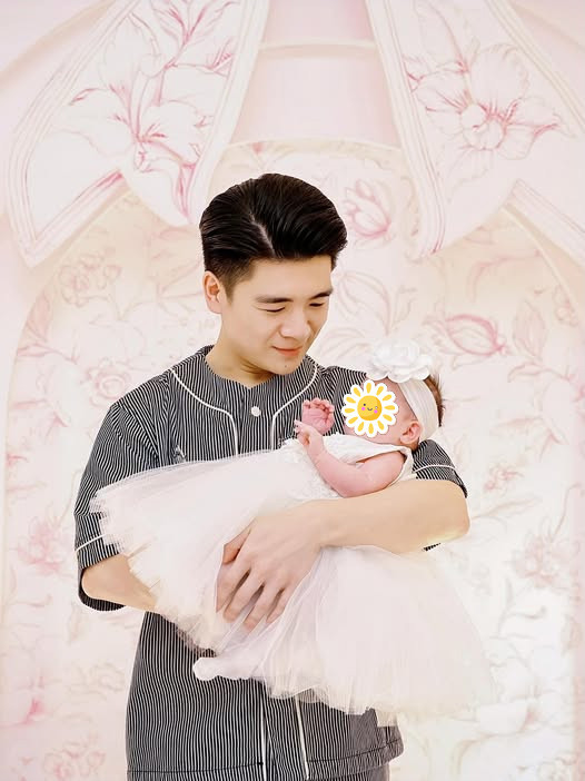 Thân thế người phụ nữ quyền lực giúp con trai cả nhà bầu Hiển chăm 3 con