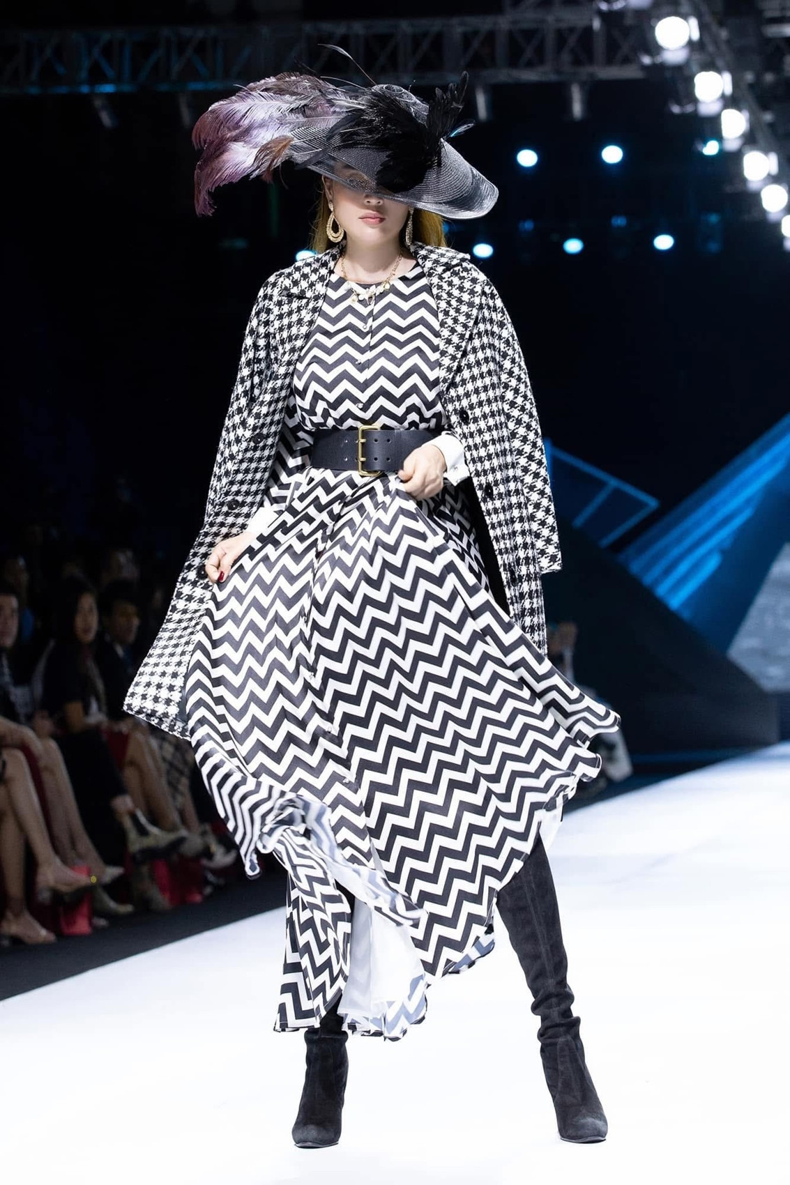 Mang thai ở tuổi U50 Hoa hậu Việt tăng cân sợ chồng chê