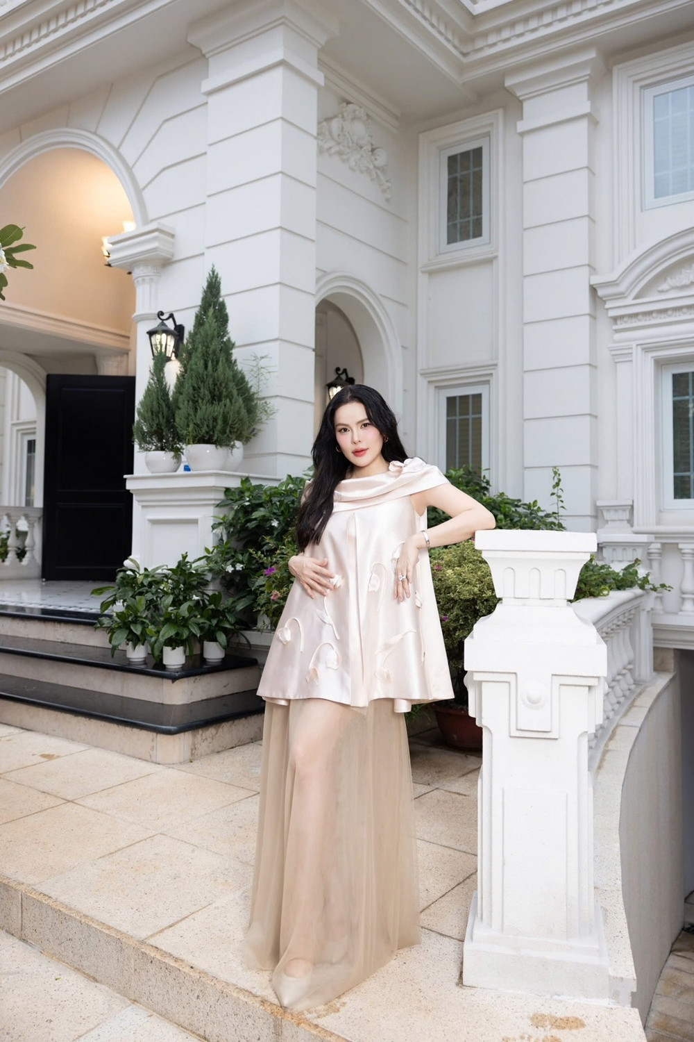 Mang thai ở tuổi U50 Hoa hậu Việt tăng cân sợ chồng chê