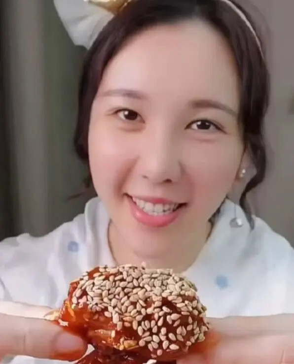 Mặt cô gái biến dạng nghiêm trọng sau 2 năm làm mukbang, ngỡ ngàng nhận ra cả tá bệnh “bám sau lưng”- Ảnh 1.