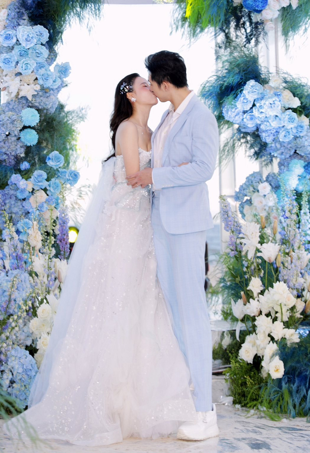 Midu xả ảnh nét căng trong tiệc cưới lần 2 nhắn nhủ bất ngờ đến chồng đại gia