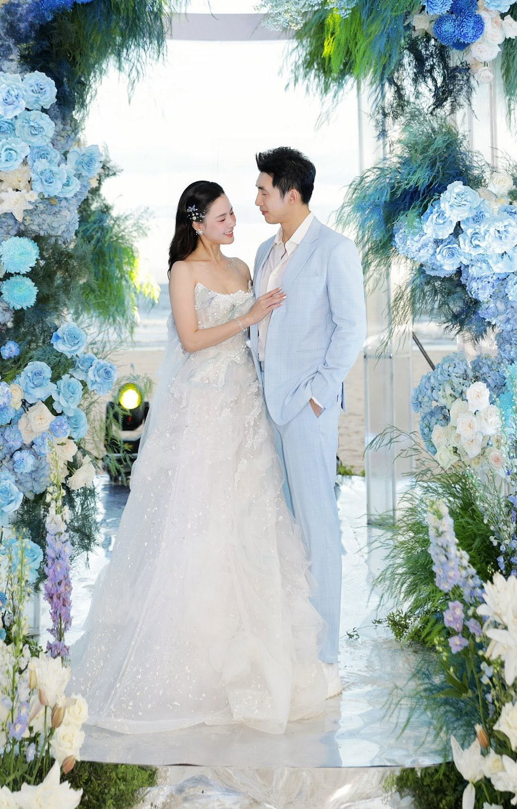 Midu xả ảnh nét căng trong tiệc cưới lần 2 nhắn nhủ bất ngờ đến chồng đại gia