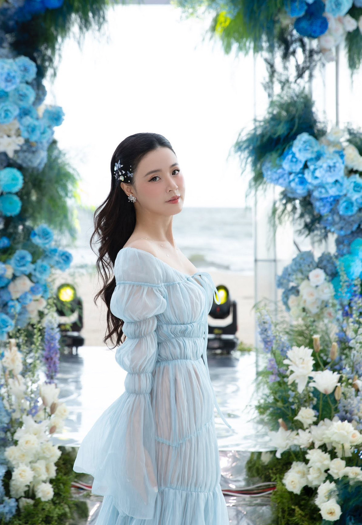 Midu xả ảnh nét căng trong tiệc cưới lần 2 nhắn nhủ bất ngờ đến chồng đại gia