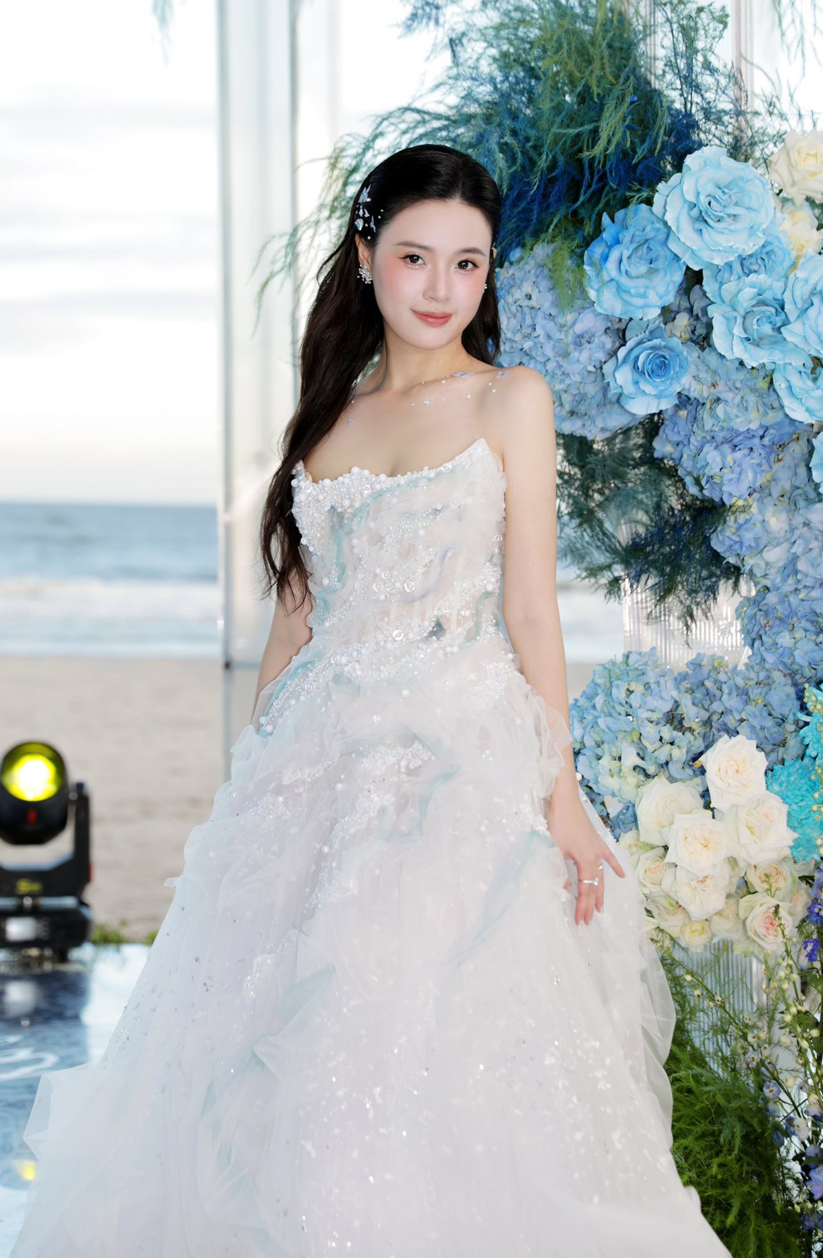 Midu xả ảnh nét căng trong tiệc cưới lần 2 nhắn nhủ bất ngờ đến chồng đại gia