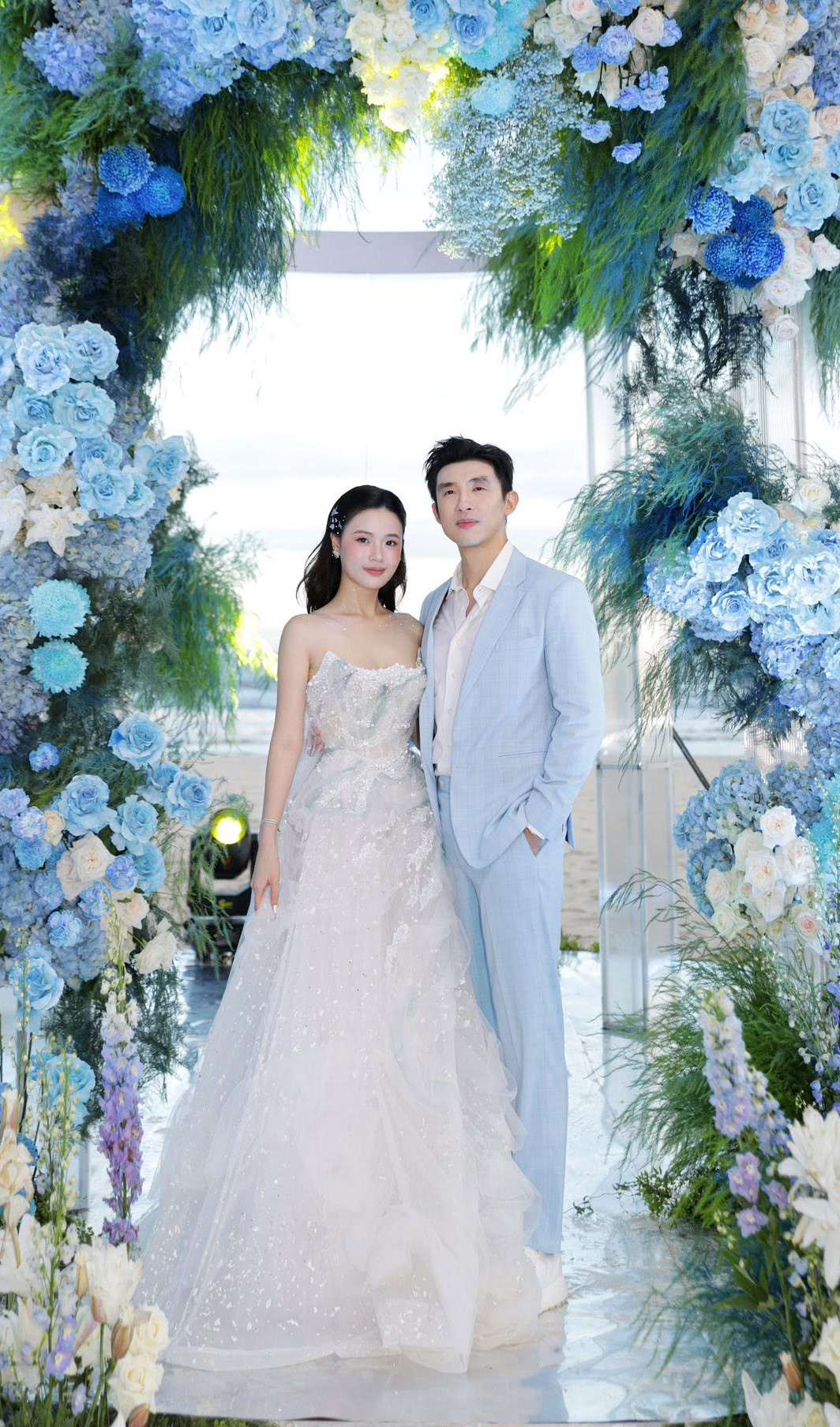 Midu xả ảnh nét căng trong tiệc cưới lần 2 nhắn nhủ bất ngờ đến chồng đại gia