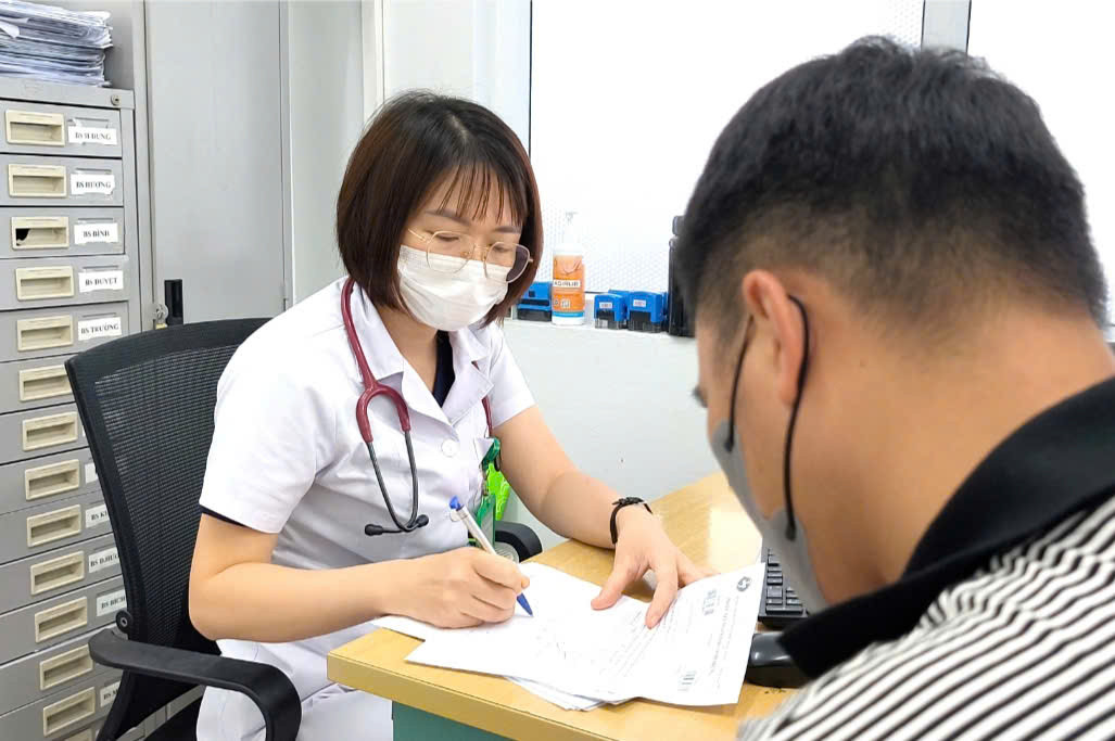 Phát hiện sán dây dài 3 mét sống trong ruột sau gần 1 năm đau bụng âm ỉ- Ảnh 1.