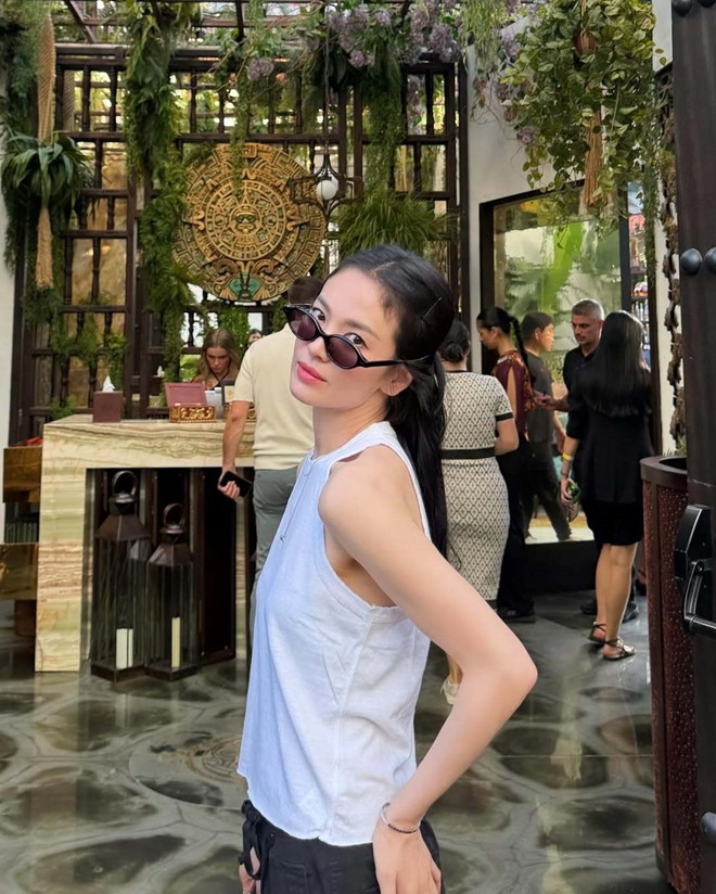 Cẩm nang mặc đẹp hack tuổi như Song Hye Kyo