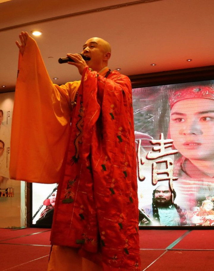 Từ Thiếu Hoa kiếm sống bằng việc tái hiện hình ảnh nhân vật Đường Tăng.