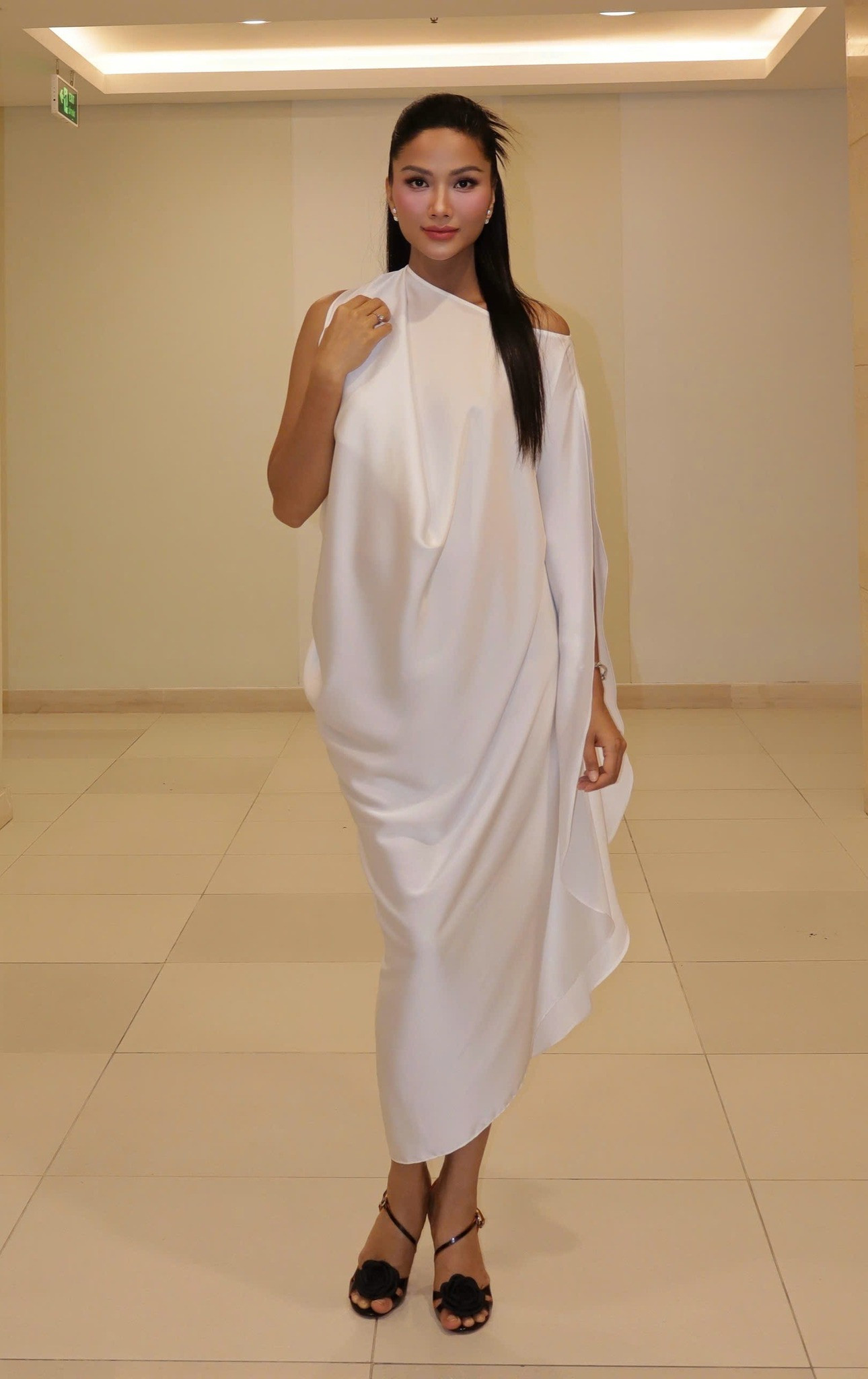 HHen Niê liên tục đi giày cao gót làm việc không nghỉ dù bầu vượt mặt