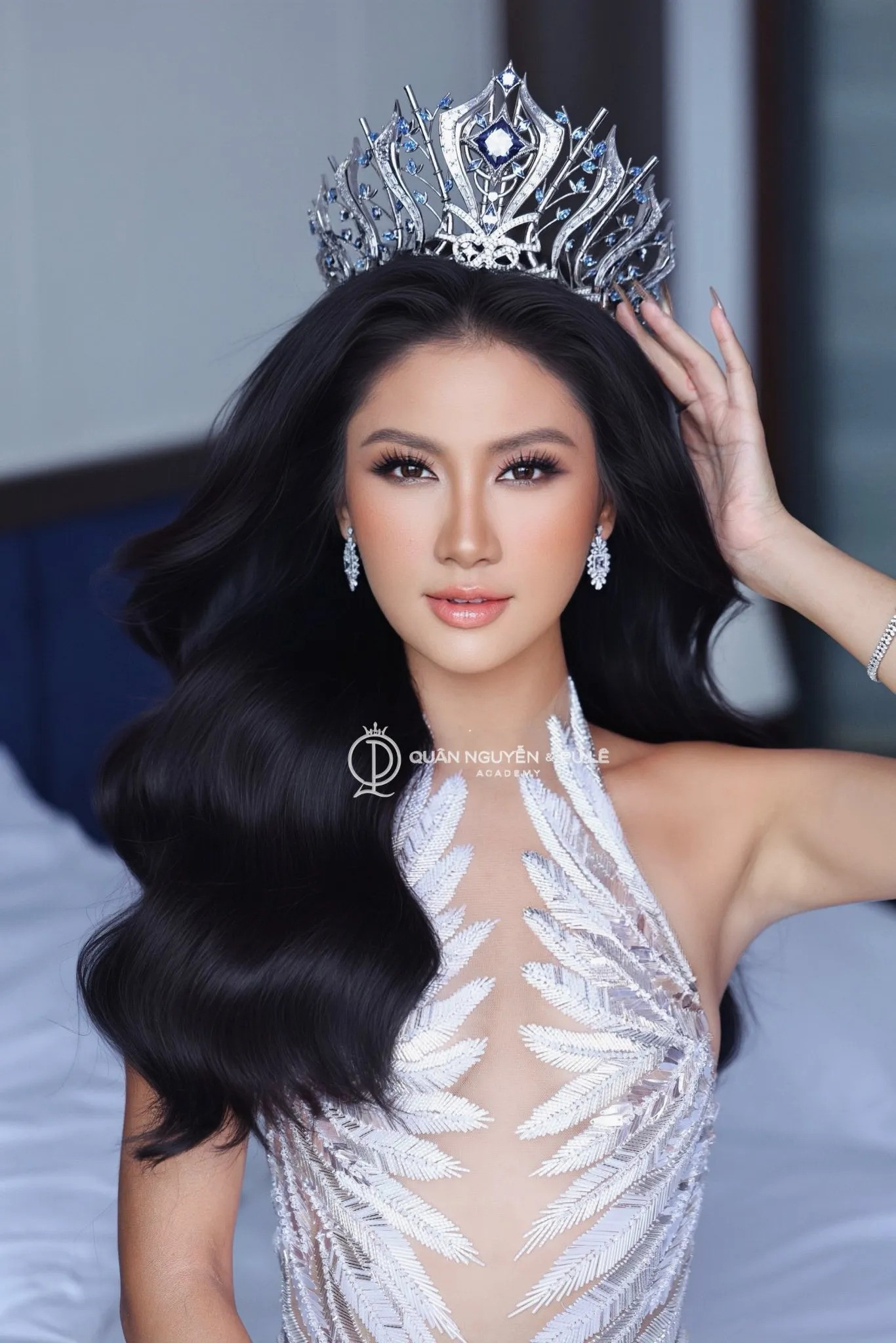Hồ Ngọc Hà đụng hàng một hoa hậu Vbiz mới đăng quang khoảng cách 15 tuổi có thành vấn đề