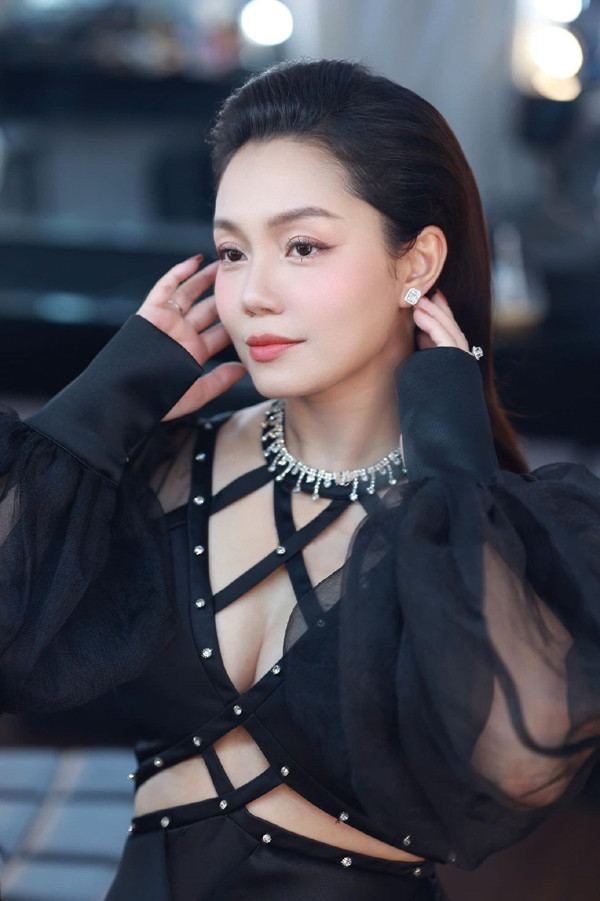 Vẻ đẹp đằm thắm của nữ ca sĩ sao mai điểm quê Quảng Ninh cùng thế hệ với Tùng Dương, Khánh Linh - Ảnh 9.