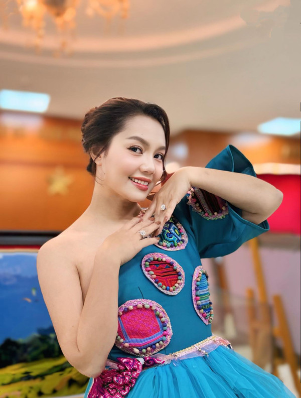 Vẻ đẹp đằm thắm của nữ ca sĩ sao mai điểm quê Quảng Ninh cùng thế hệ với Tùng Dương, Khánh Linh - Ảnh 10.