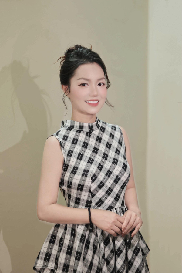Vẻ đẹp đằm thắm của nữ ca sĩ sao mai điểm quê Quảng Ninh cùng thế hệ với Tùng Dương, Khánh Linh - Ảnh 4.